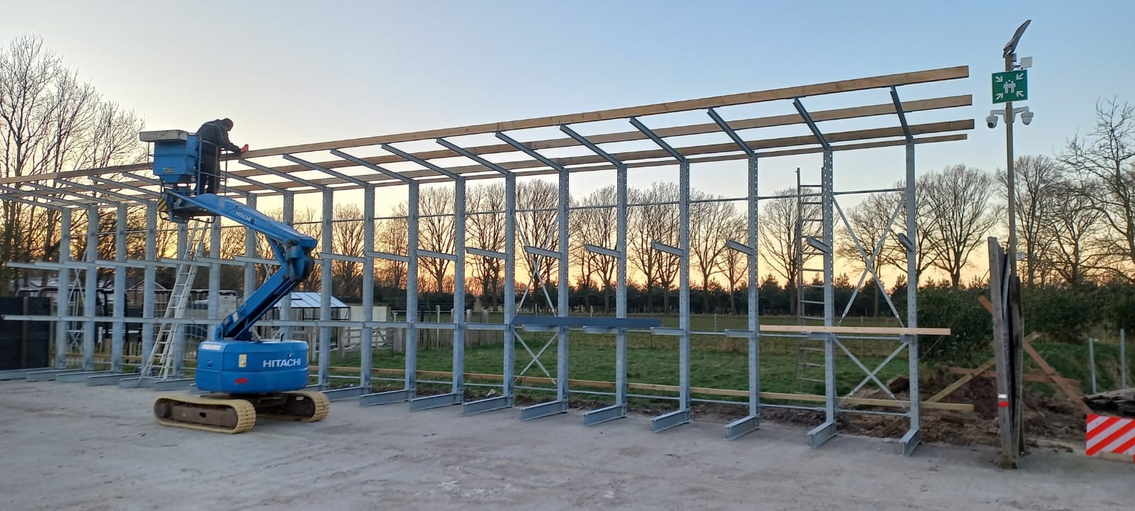 Project Vianen; Draagarmstelling met dakbeplating en gaaswand aan de achterzijde.